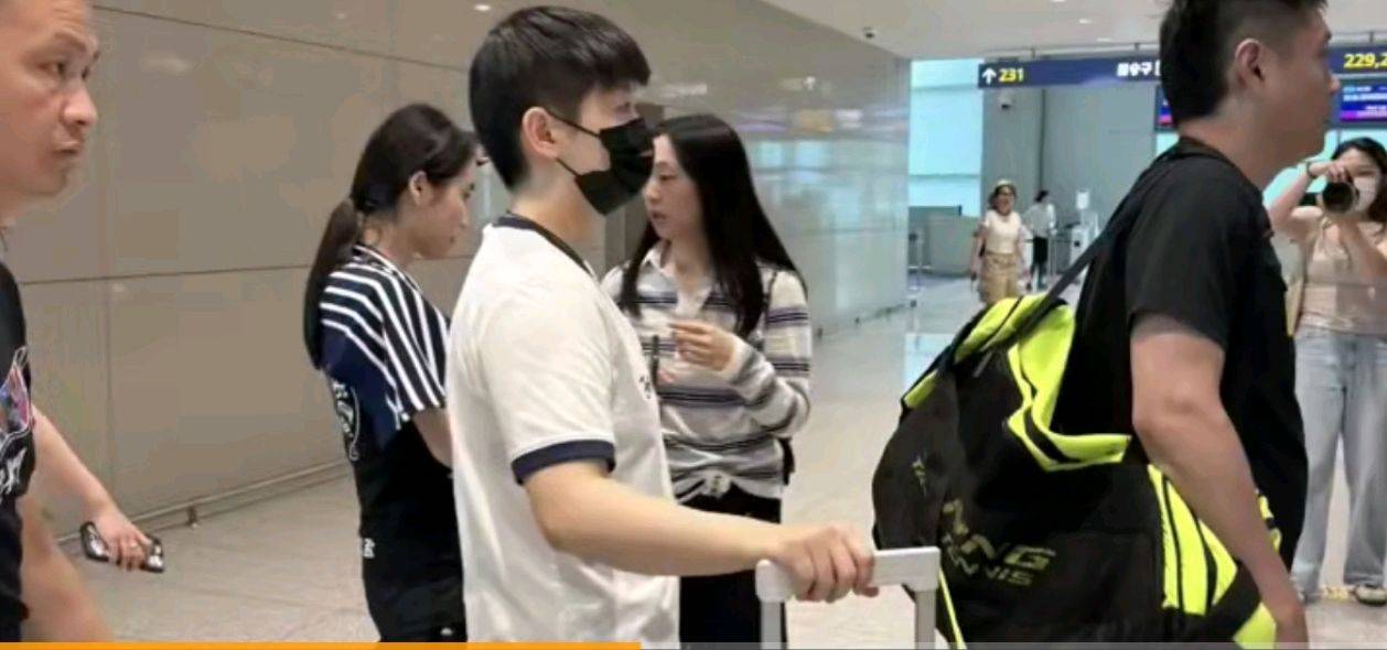 国乒主力出征美国大满贯，孙颖莎领衔时尚亮相，林高远帅气吸睛