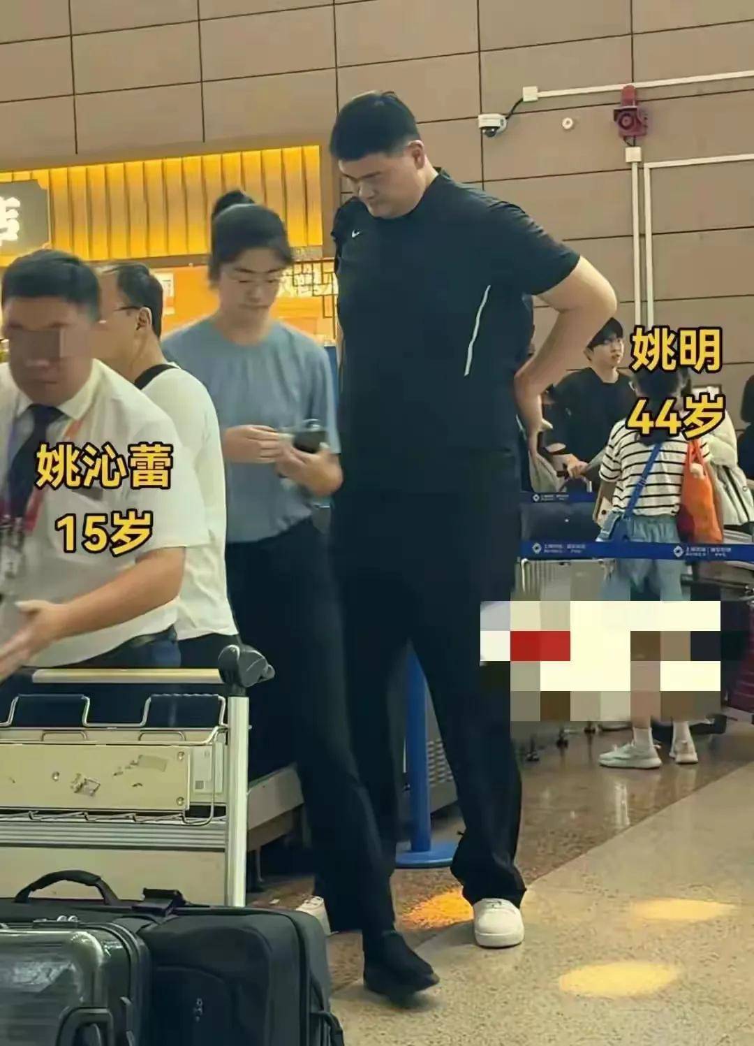 姚明带女儿回上海,15岁姚沁蕾身高近2米,长相像爸紧张被围拍