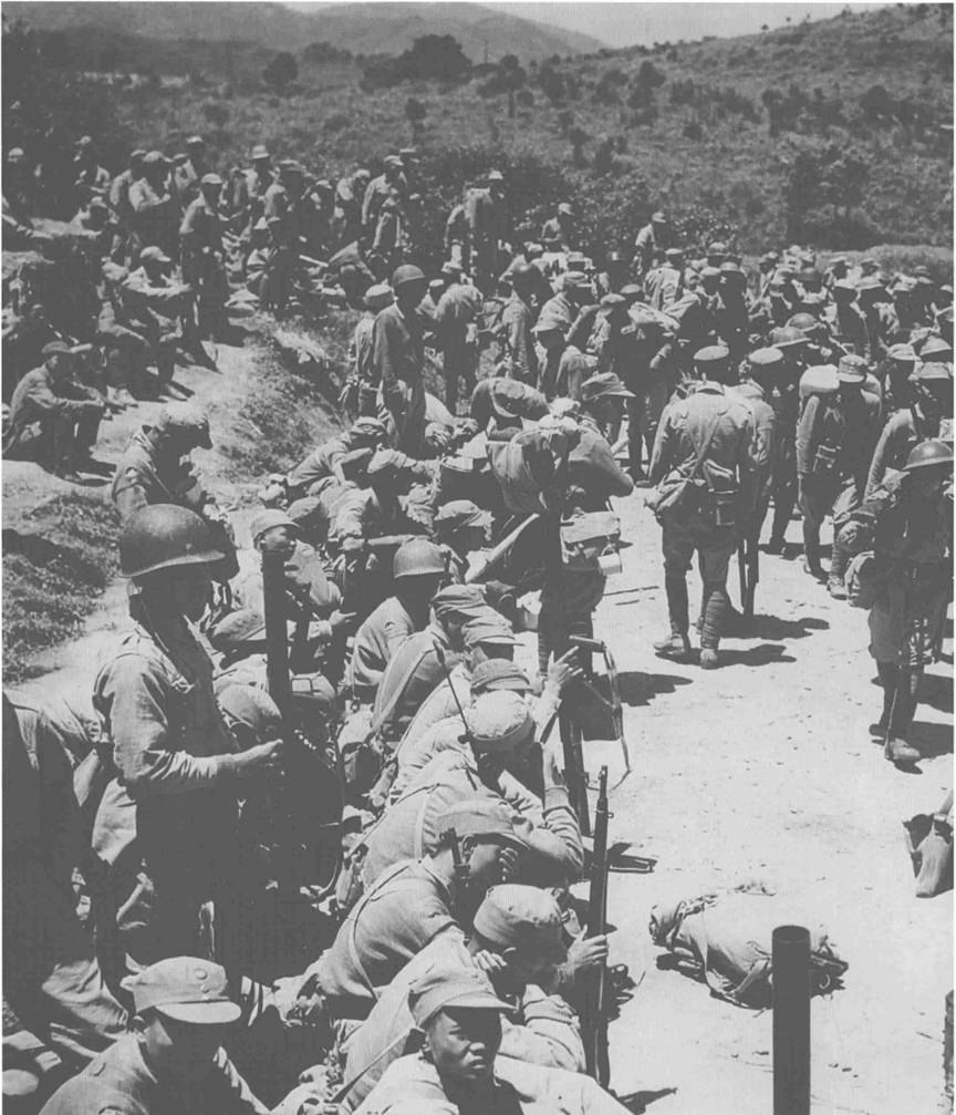 抗日战争时期的国民政府军队,穿的破旧,脸上露出质朴的笑容