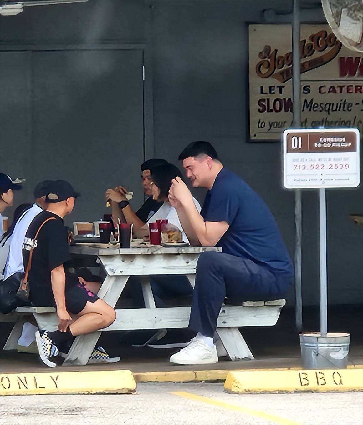 姚明带一家人现身休斯顿，逛街、吃烤肉，还见了火箭队小老板