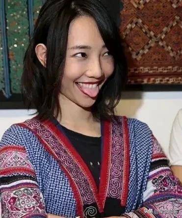 年轻时的白百何喜欢吐舌头搞怪!太可爱了吧?
