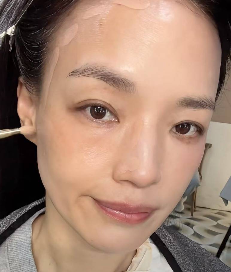 49岁舒淇晒怼脸拍,零修图镜头脸上雀斑明显,皱纹很少美得超真实