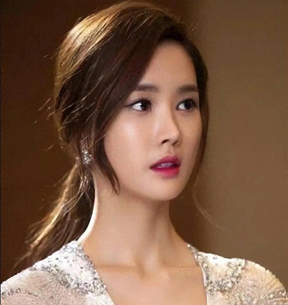 41岁李多海游合肥,颜值出众身材佳,尝臭鳜鱼一口难忍