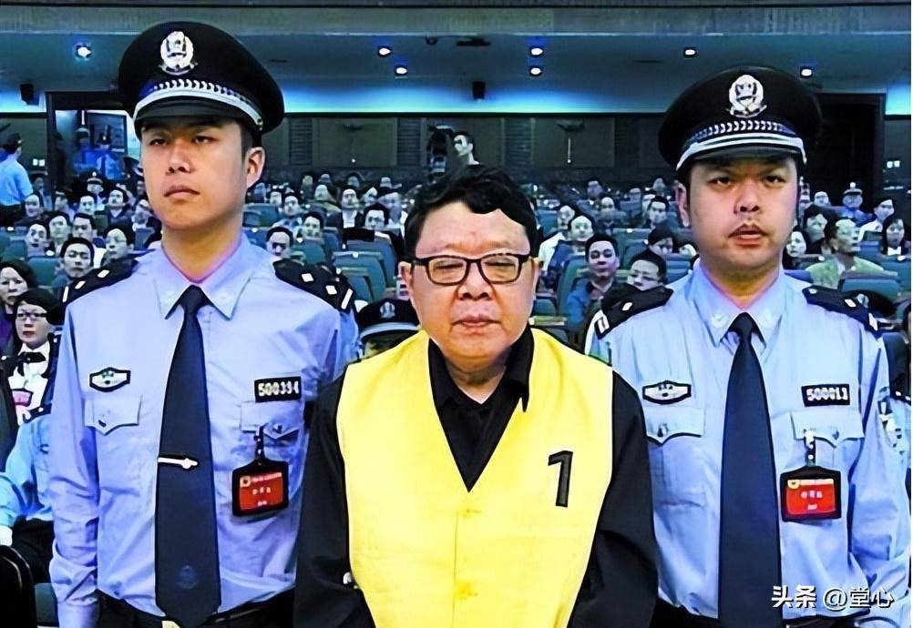 有媒体报道称,文强还利用自己的职权让家人参与赌博和黑帮活动,掌握着