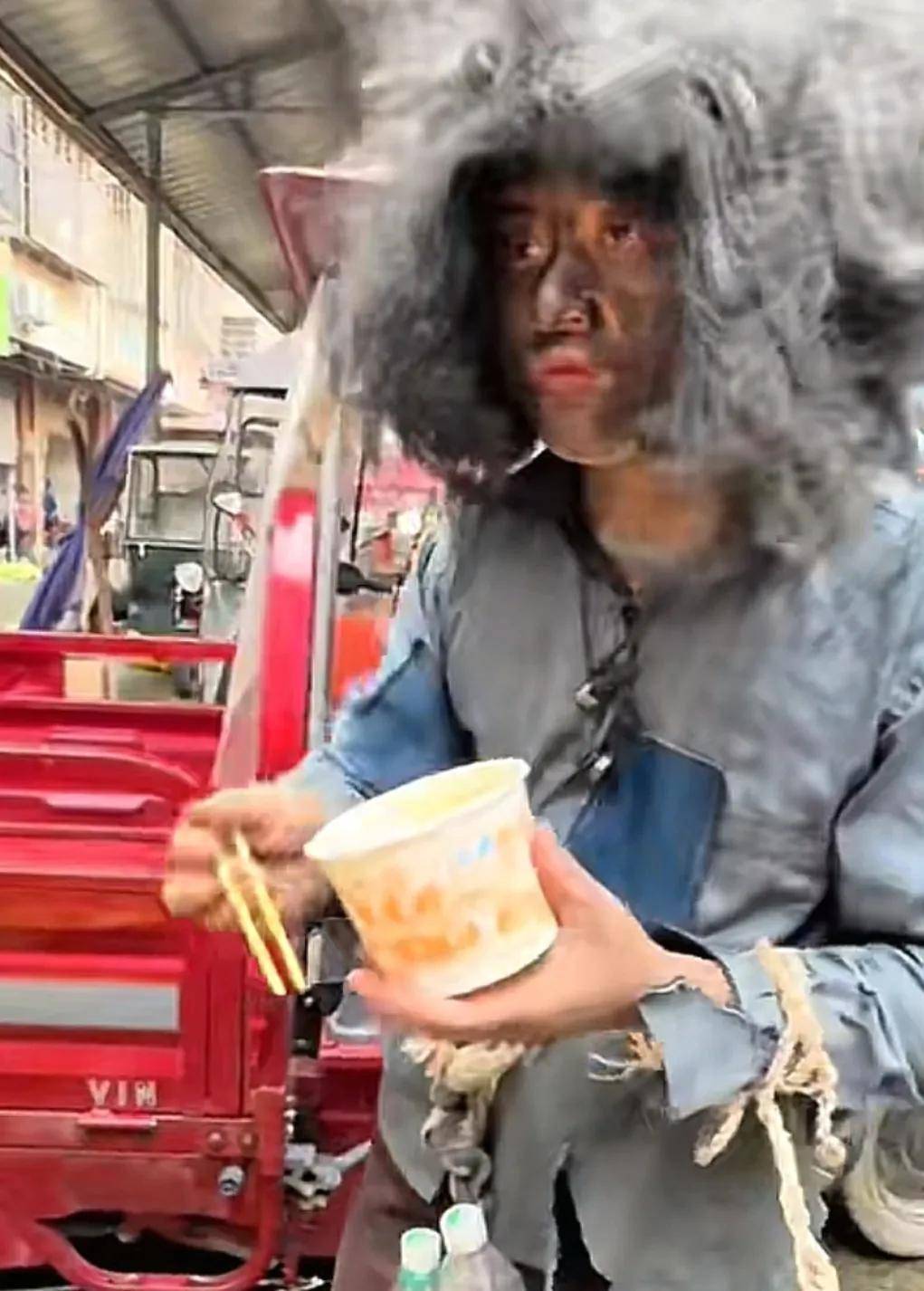百万粉丝博主假扮乞丐乞讨 饱受冷眼只为感谢善良之缘