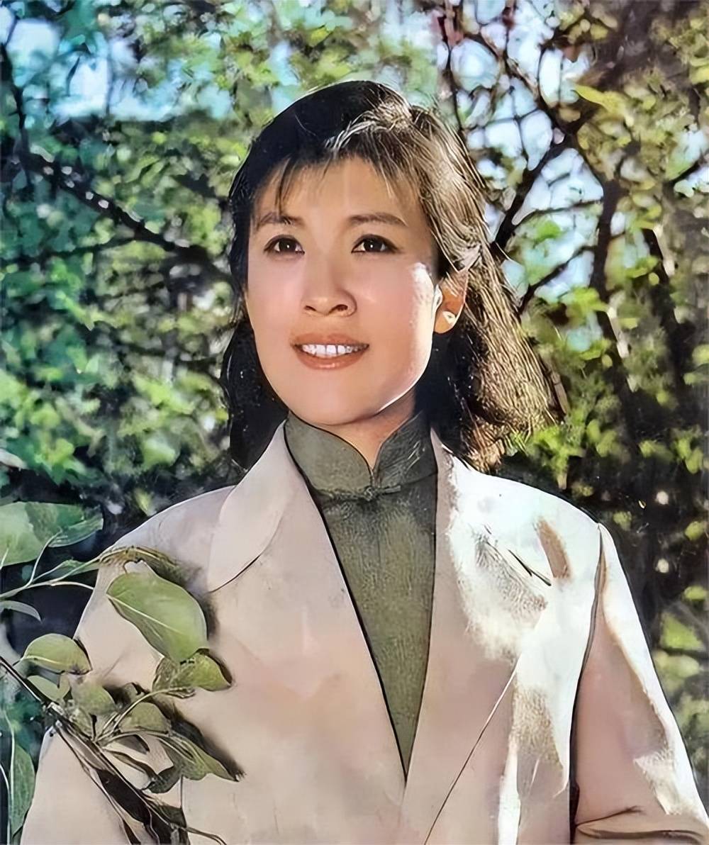 宋春丽现状:74岁神采奕奕,将侄子视若己出,13岁养女很可爱