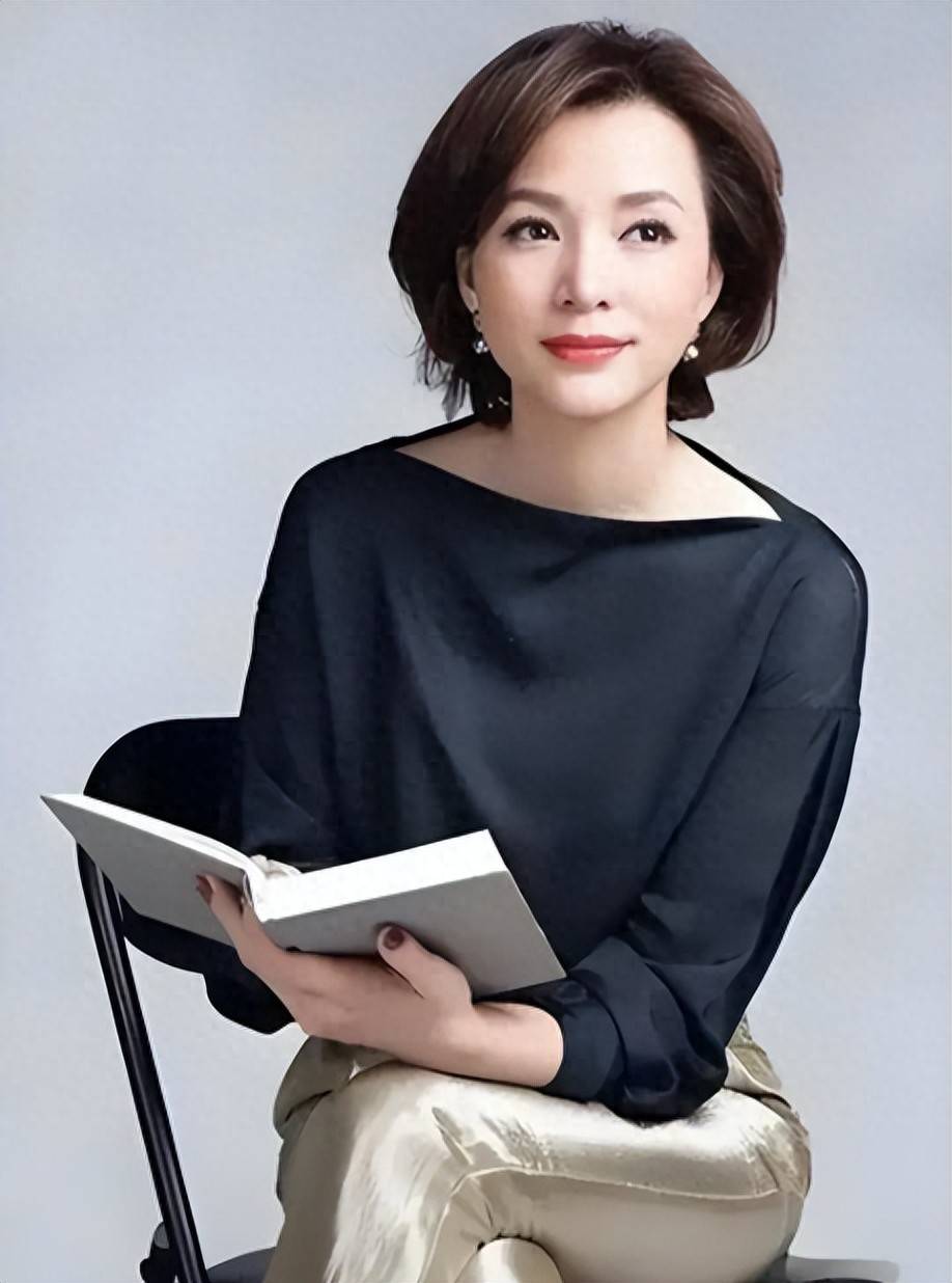 董卿重返舞台仅两月,眼科医院现身被人搀扶,52岁身体状况引担忧