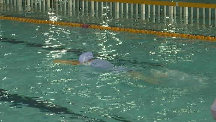 夏日游泳热潮：扬州南部体育公园成市民健身避暑首选