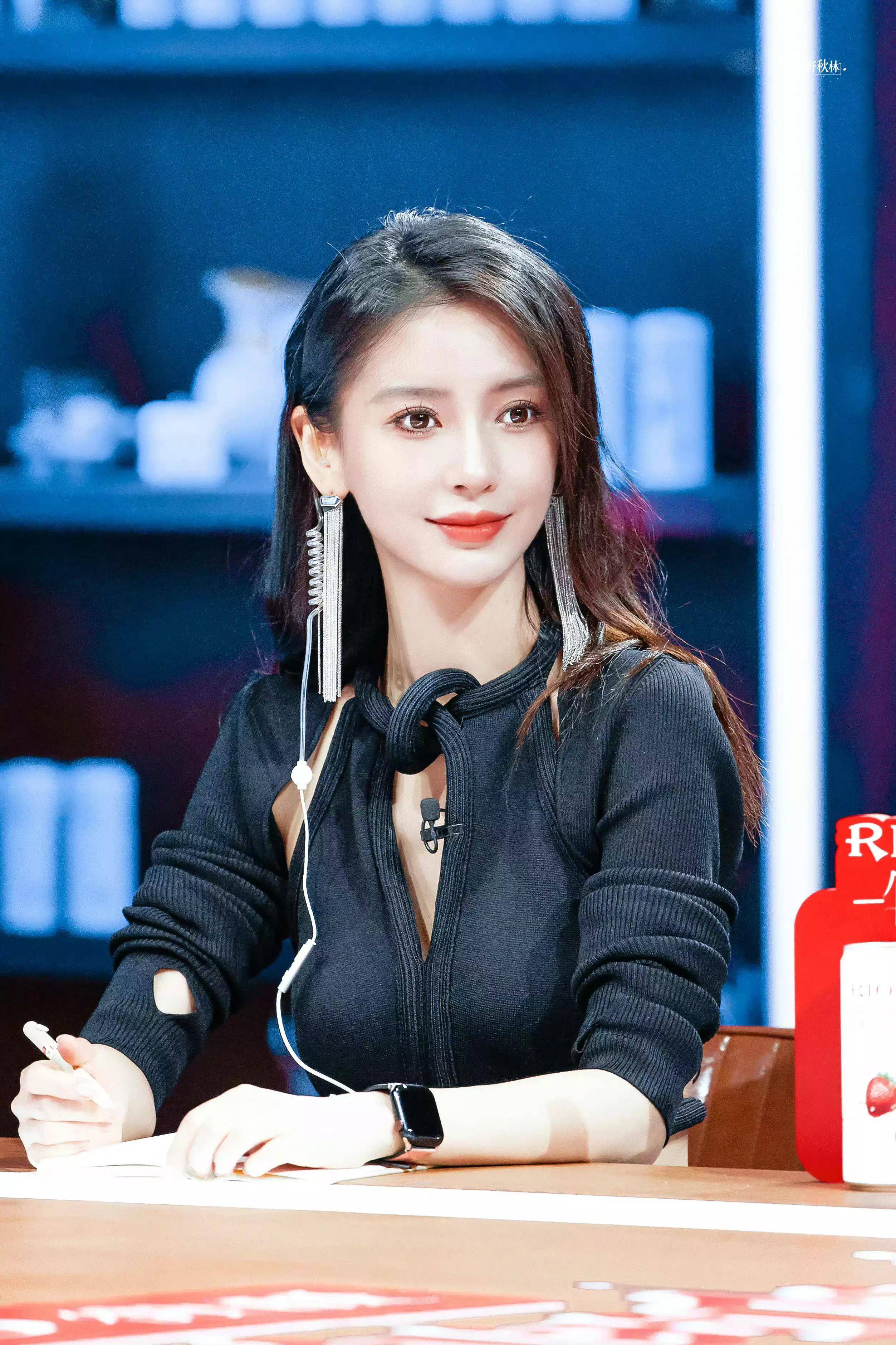 不过从整体状态来看angelababy 依旧保持着良好的精神风貌