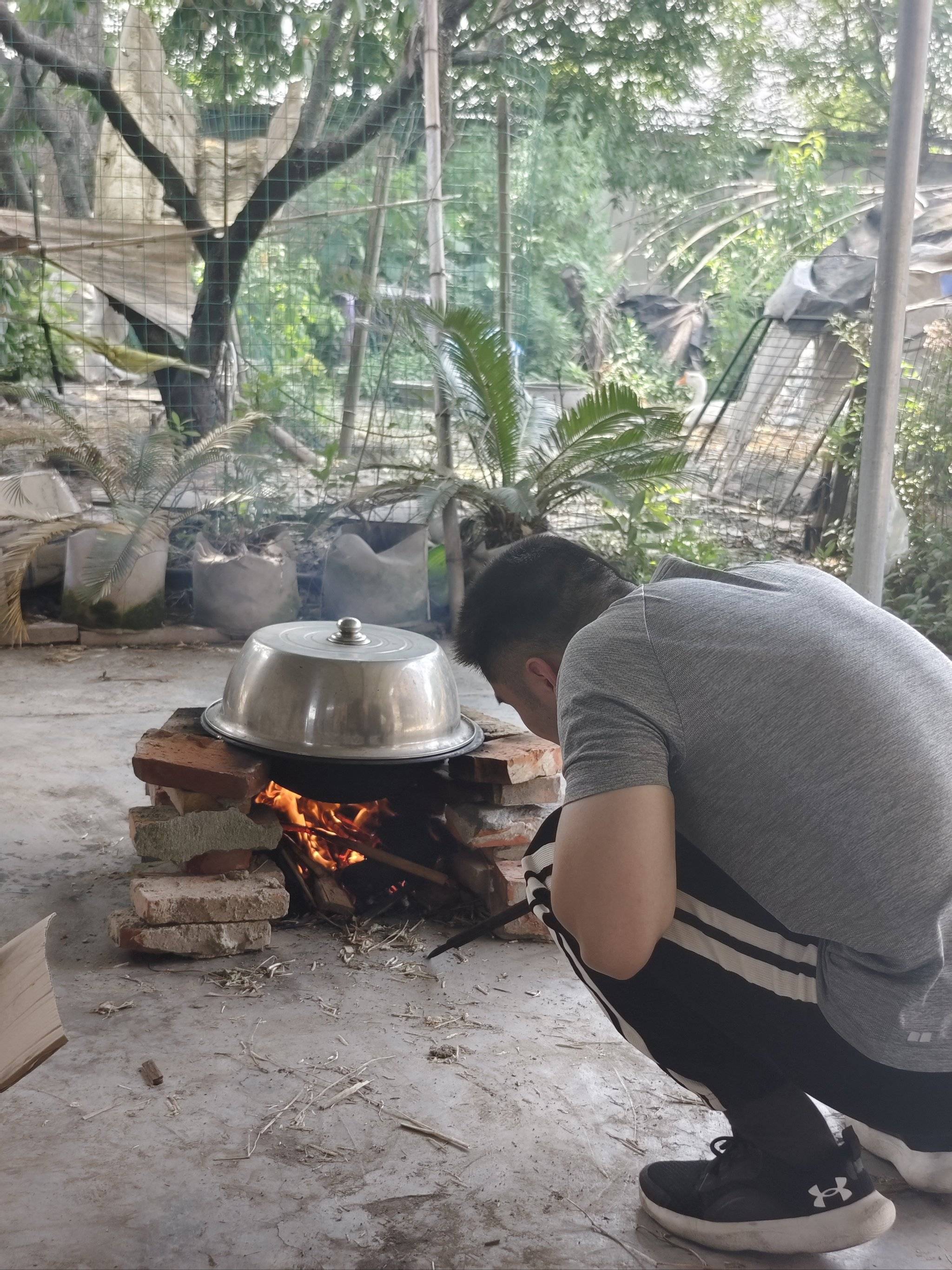 蛆虫满地腐肉堆积广西毒炼油厂曝光已危害到人警方介入