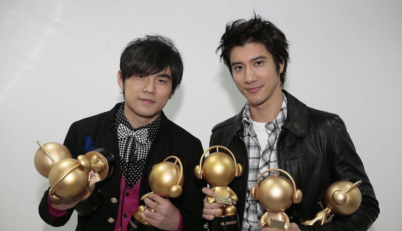 王力宏众叛亲离!2金主解约,林俊杰周杰伦取关,闺蜜力挺李靓蕾