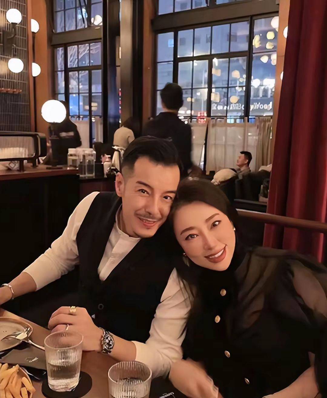 不靠当领导的父亲,46岁才走红的海一天,娶二婚妻子待继子如亲生