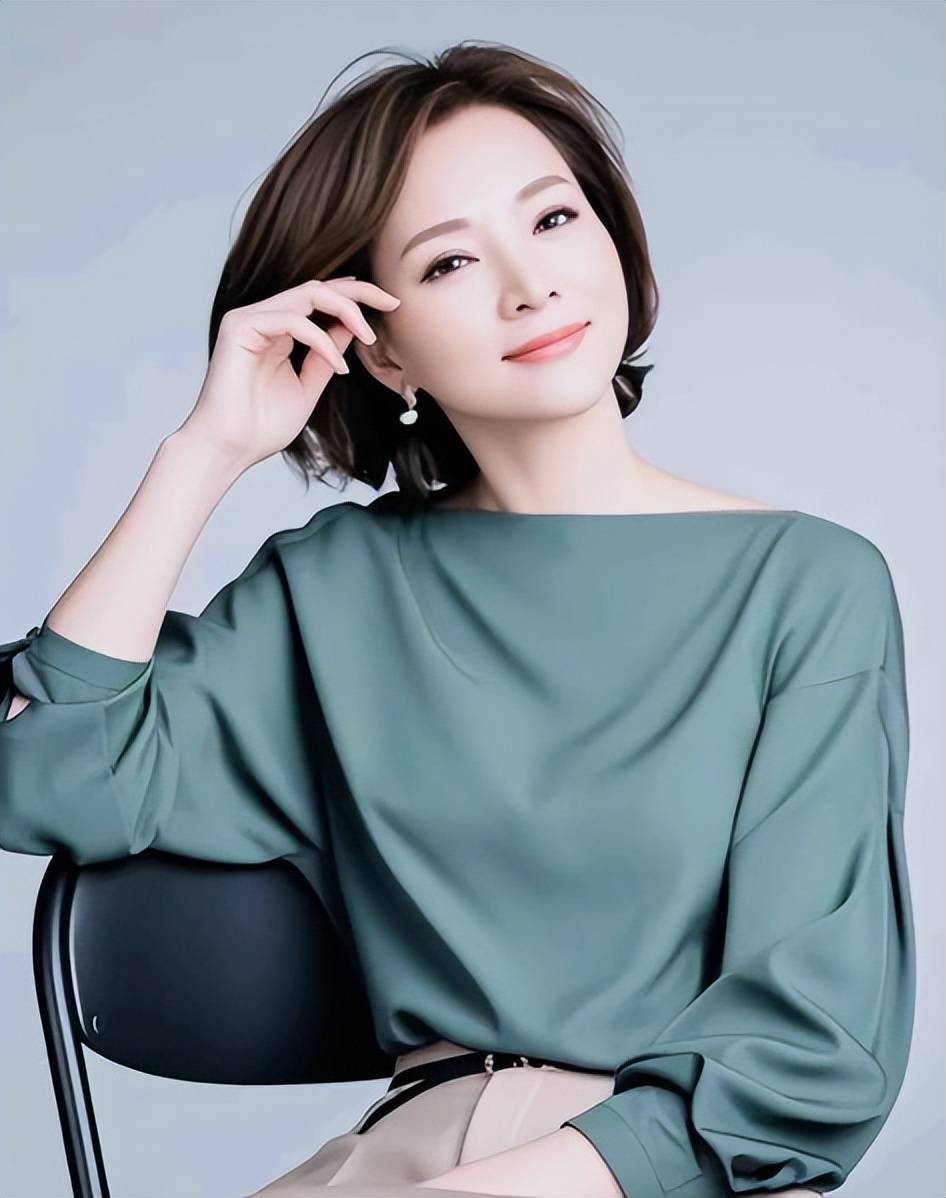 董卿戴墨镜现身眼科医院,助理搀扶引担忧,背后与密春雷有关?