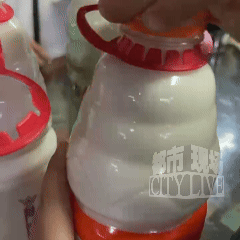 营养快线被投诉瓶口"有蛆虫" 娃哈哈品牌方及市场监管局回应(图1)