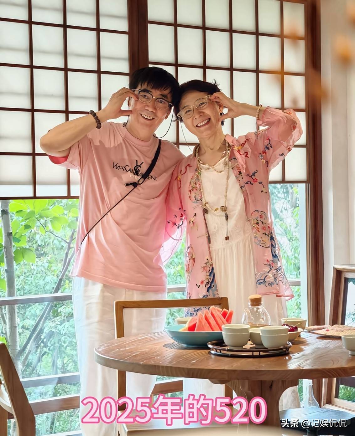 范明罕秀恩爱与老婆同框比心,61岁大6岁厉玲显老态,皮肉松垮引关注