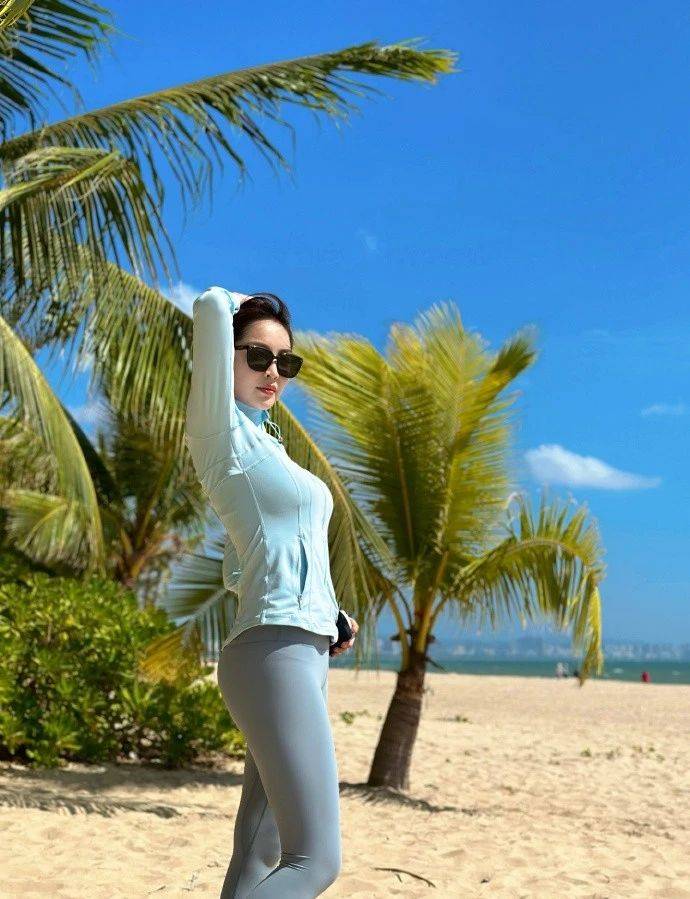 最美台球裁判王钟瑶,旗袍摇曳生姿,身材犯规吗?