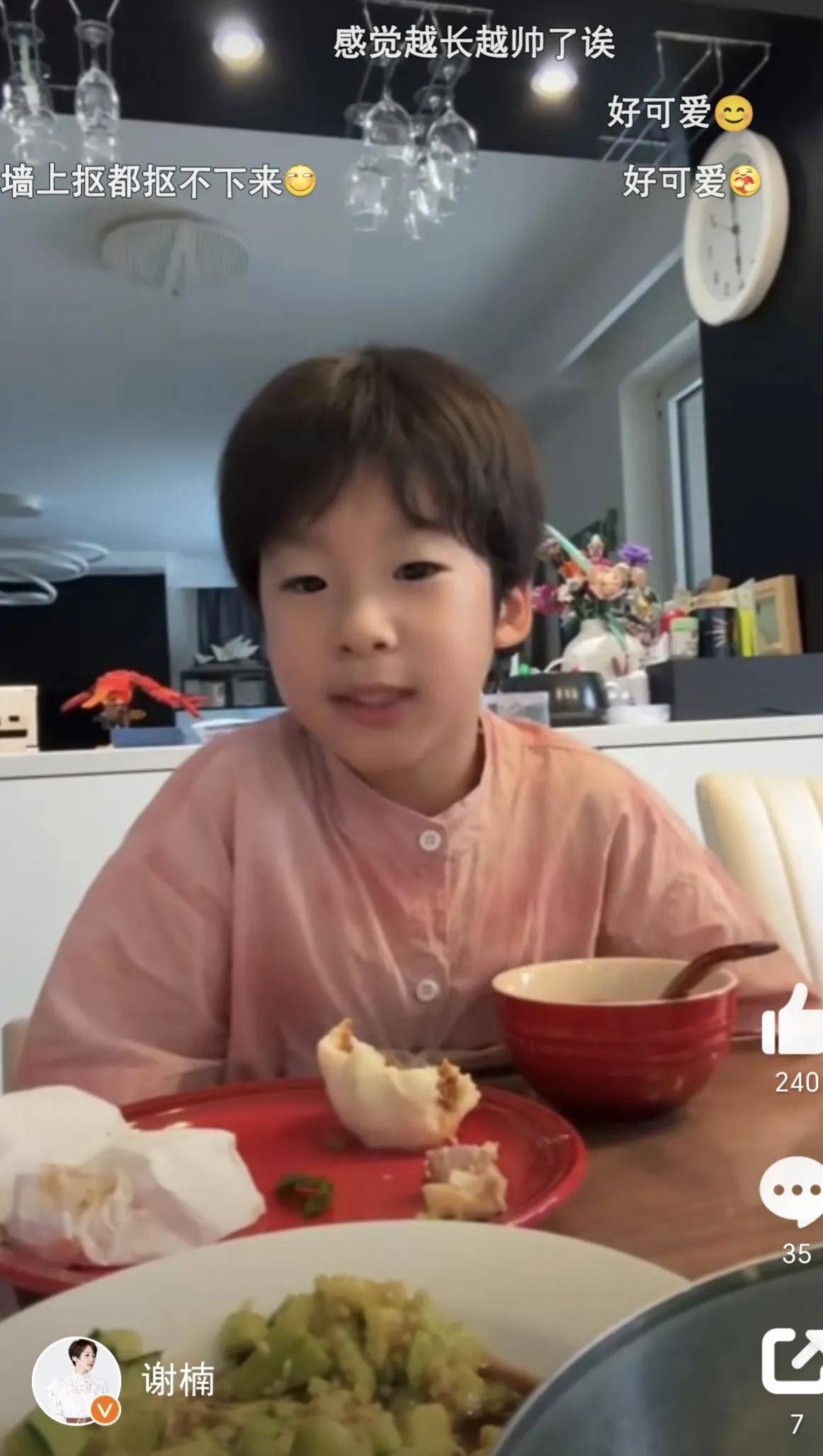 吴京老婆晒晚餐吃拌黄瓜包子好低调儿子罕露面太像爸