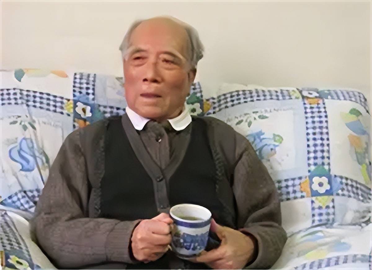 在部队里,像魏巍这样文化水平高的人并不多,因此他成了重要的宣传骨干