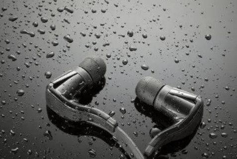 游泳耳机对身体有害吗？揭开四个潜在风险真相