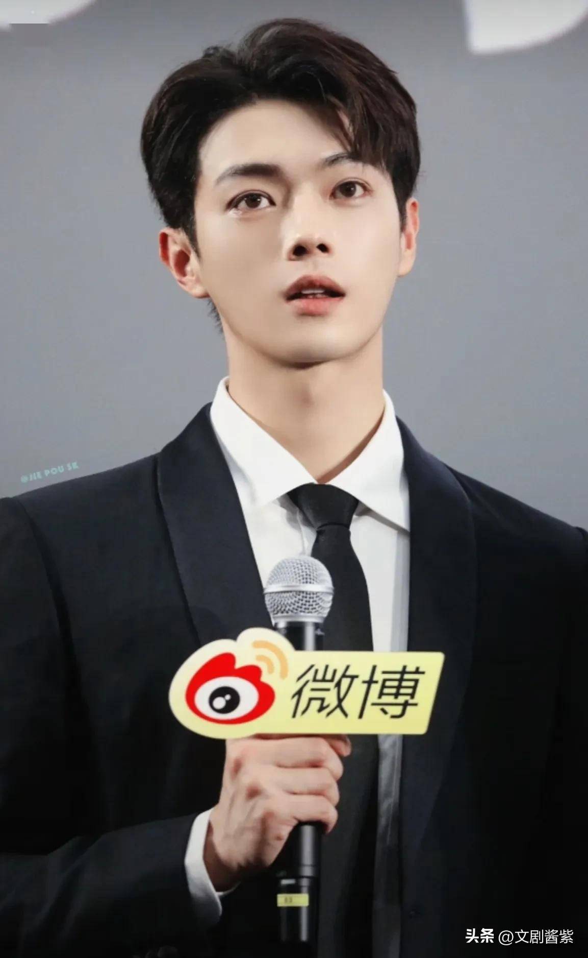 29岁许凯现身,34岁谭松韵同框,幼态脸竟让他年轻十岁