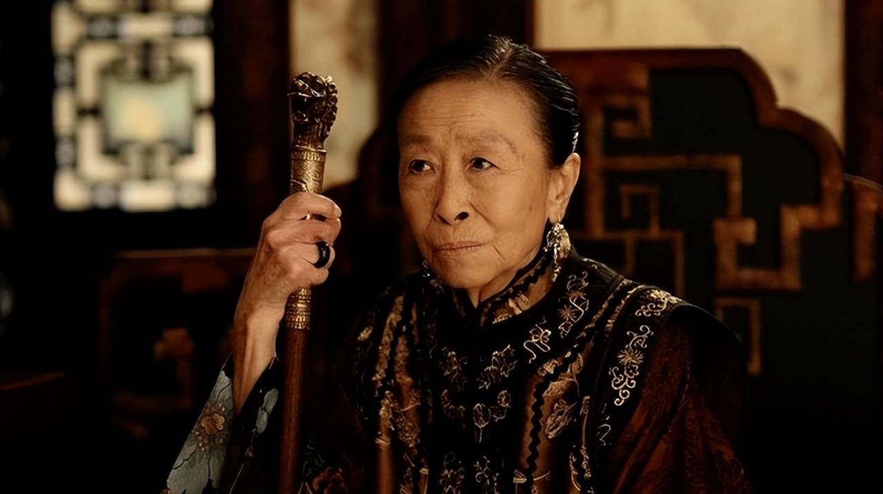 文章称,张少华当时带领一伙人闯入了评剧演员新凤霞的家,家里一片狼藉
