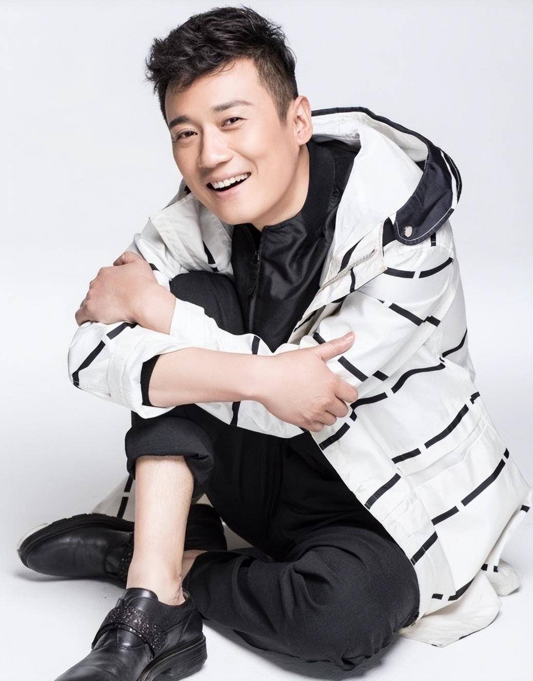 著名演员徐洪浩:比老婆大10岁,戏里是对父女,戏外恩爱生活幸福