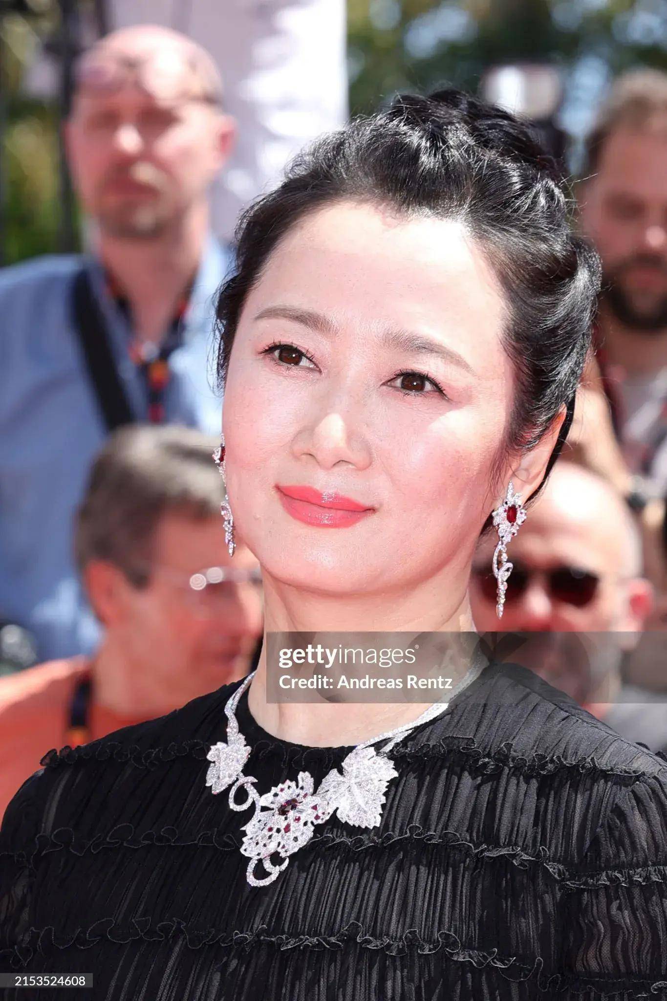 赵涛泪洒戛纳首映,贾樟柯温情慰问,引发封后争议