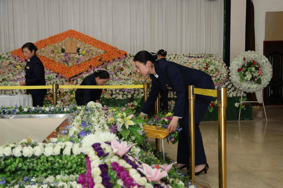 在殡仪馆20年的李晓婷,经常穿梭于冻尸之间,一年5000场告别仪式