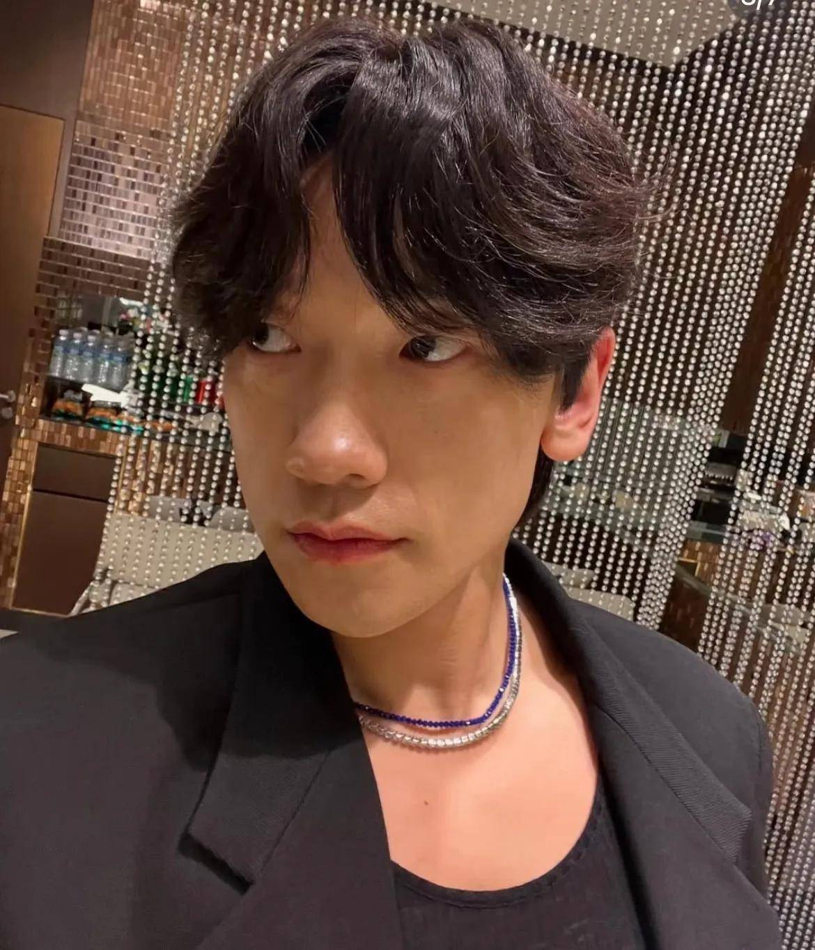 rain郑智薰罕见晒自拍,大鼻头人中长刘海奇怪,笑死在网友评论区