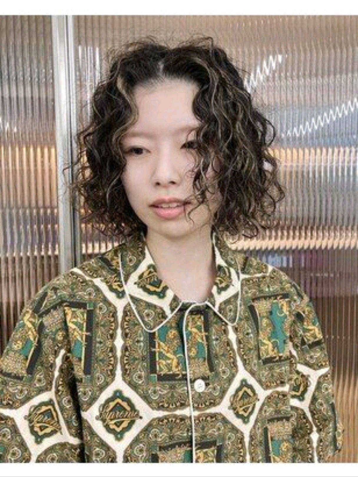 这波短卷发把「复古×松弛×时髦」焊死了