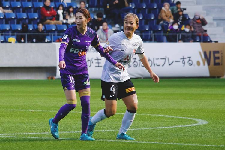 亚洲女足巅峰对决：日本女足VS韩国女足，谁能锁定决赛席位？