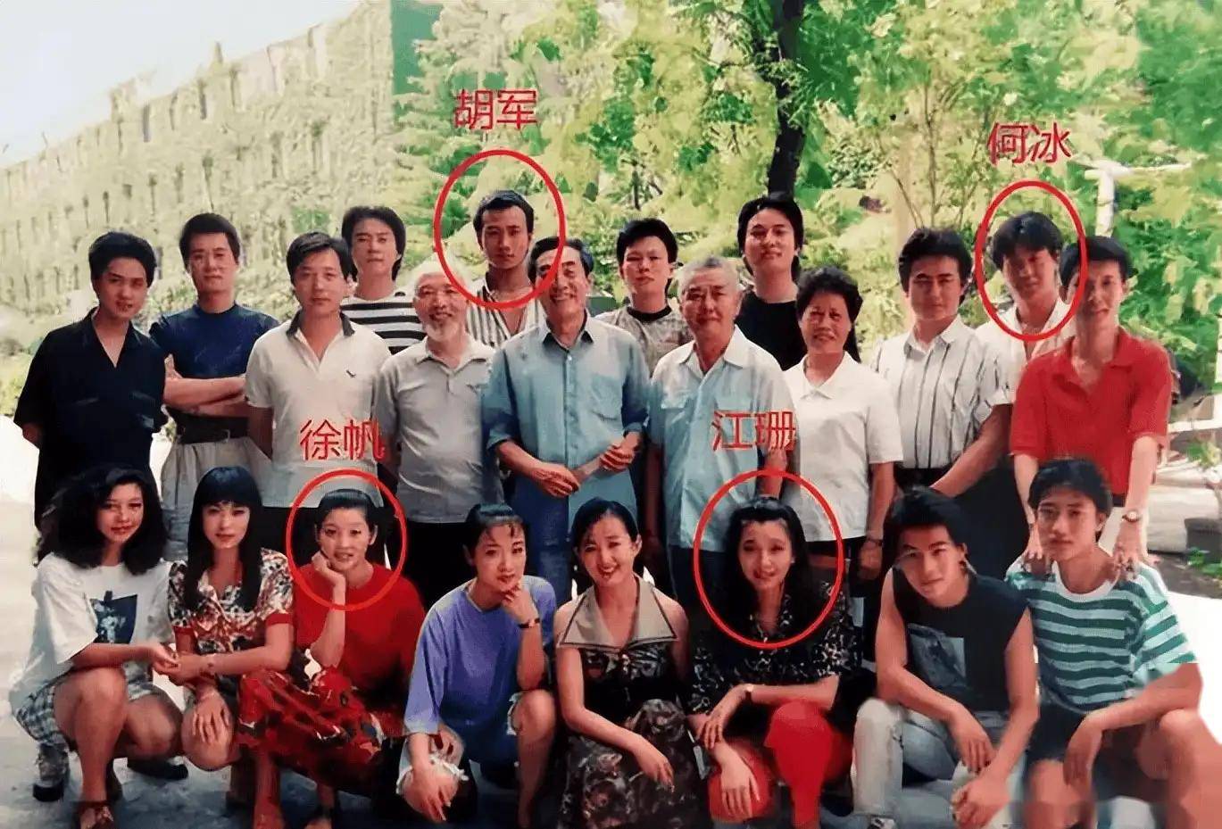 原来她是何冰妻子!结婚27年育有帅气儿子,21岁儿子已子承父业