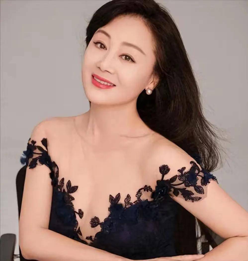 王姬现状定居美国儿子痴傻30年,女儿已嫁人,亲家背景不简单