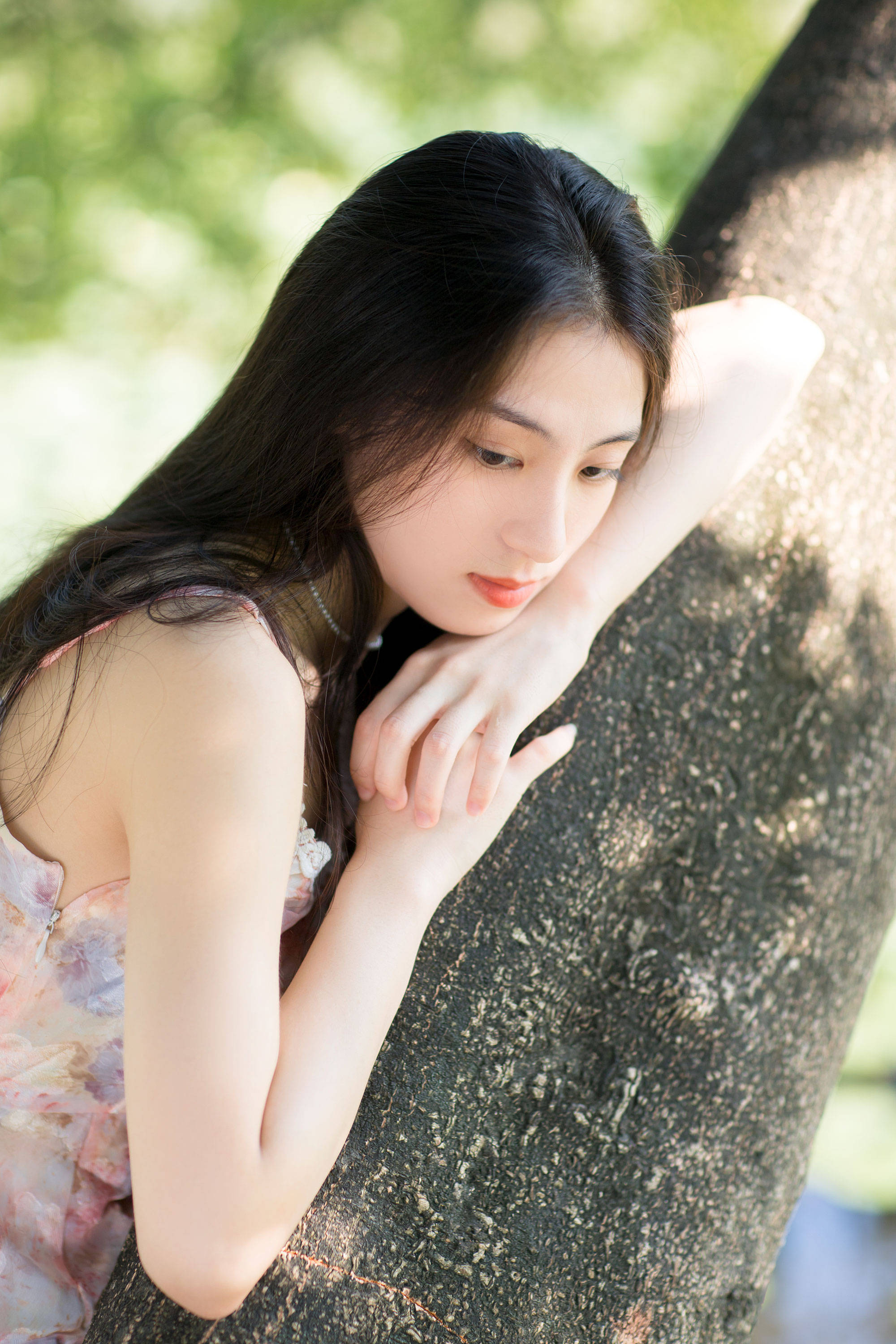 亚洲女神春日花卉长裙温柔优雅引爆网络清新气质惊艳时光