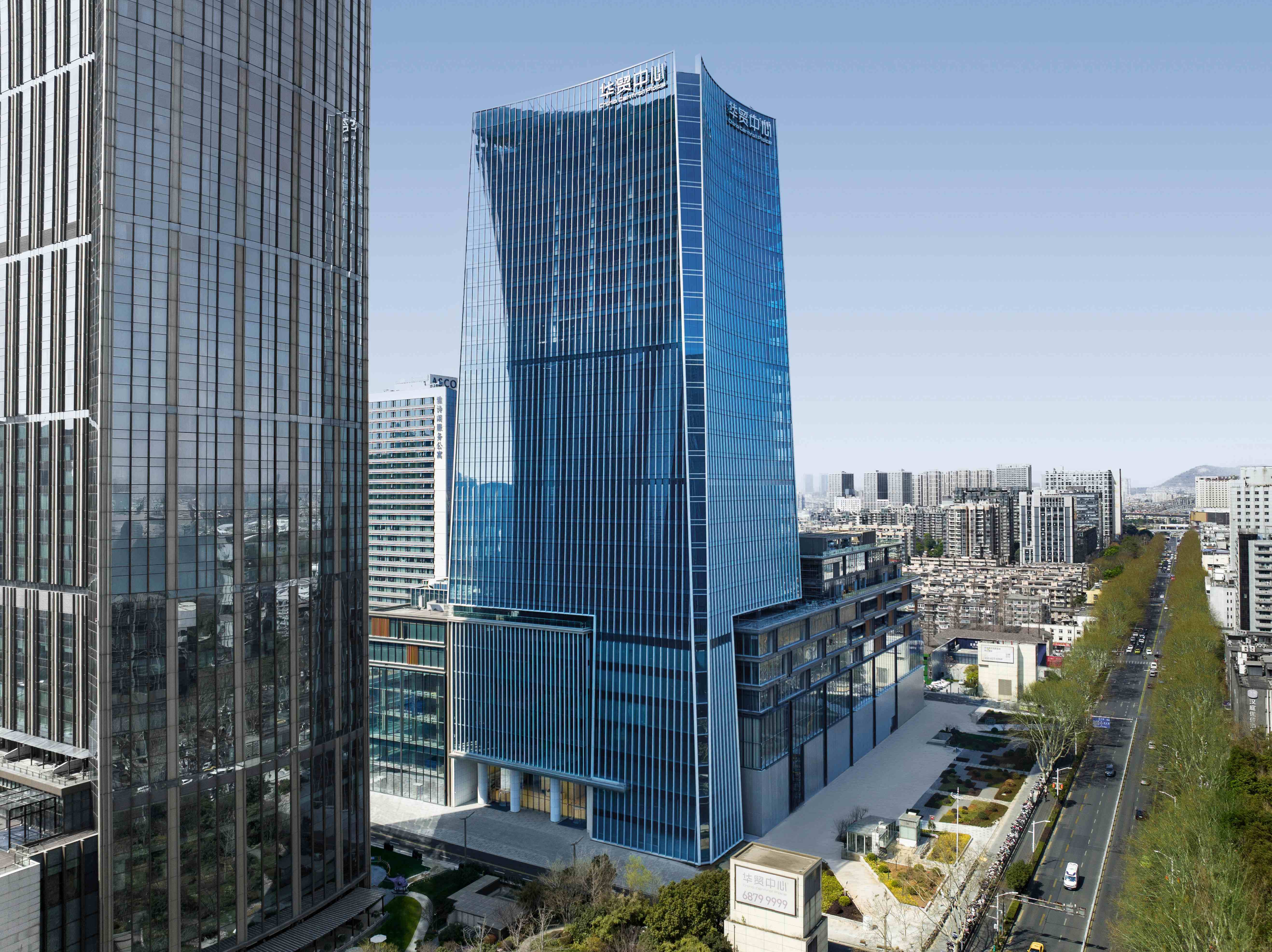 站在南京华贸中心29层的落地窗前,俯视玄武湖畔六朝