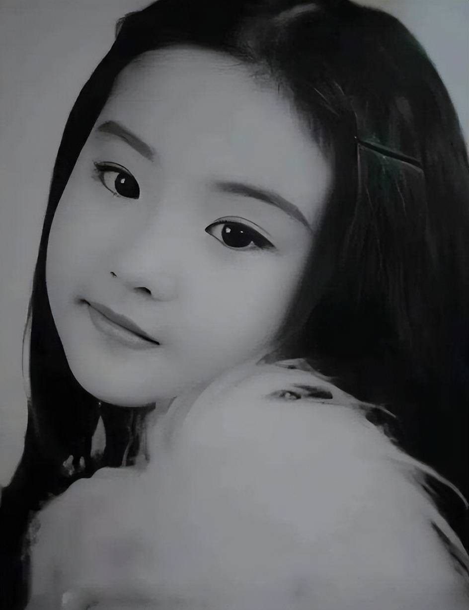 大家都对这些照片充满了好奇,都想从里面找到更多关于刘亦菲小时候的