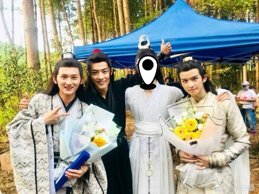 看《陈情令》别被骗了!存一组肖战合影原图