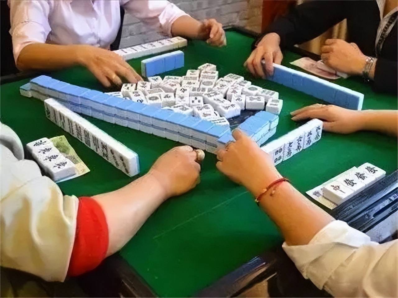 重庆麻将馆:座无虚席,一堆人天天打牌,他们是靠什么谋生的?