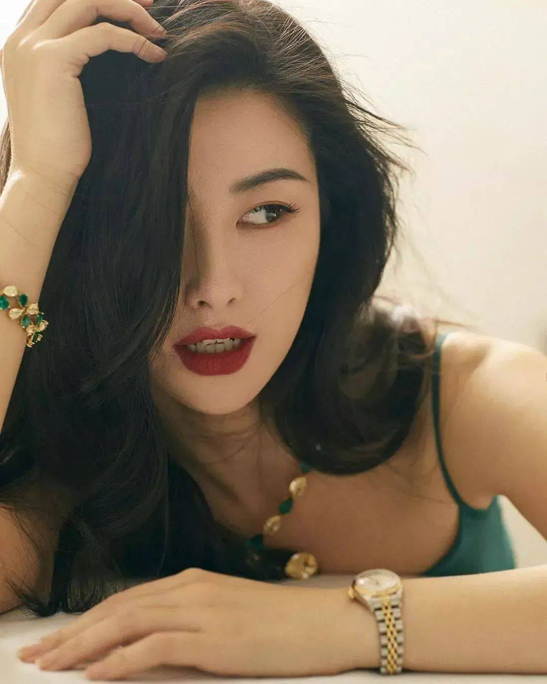 朱珠霸榜全球百美十年中国第一野蔷薇的极致性感与清醒人生