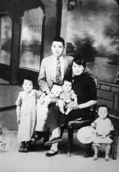 1949年,小萝卜头遇难的现场,挖出来的时候,手里还攥着半截铅笔