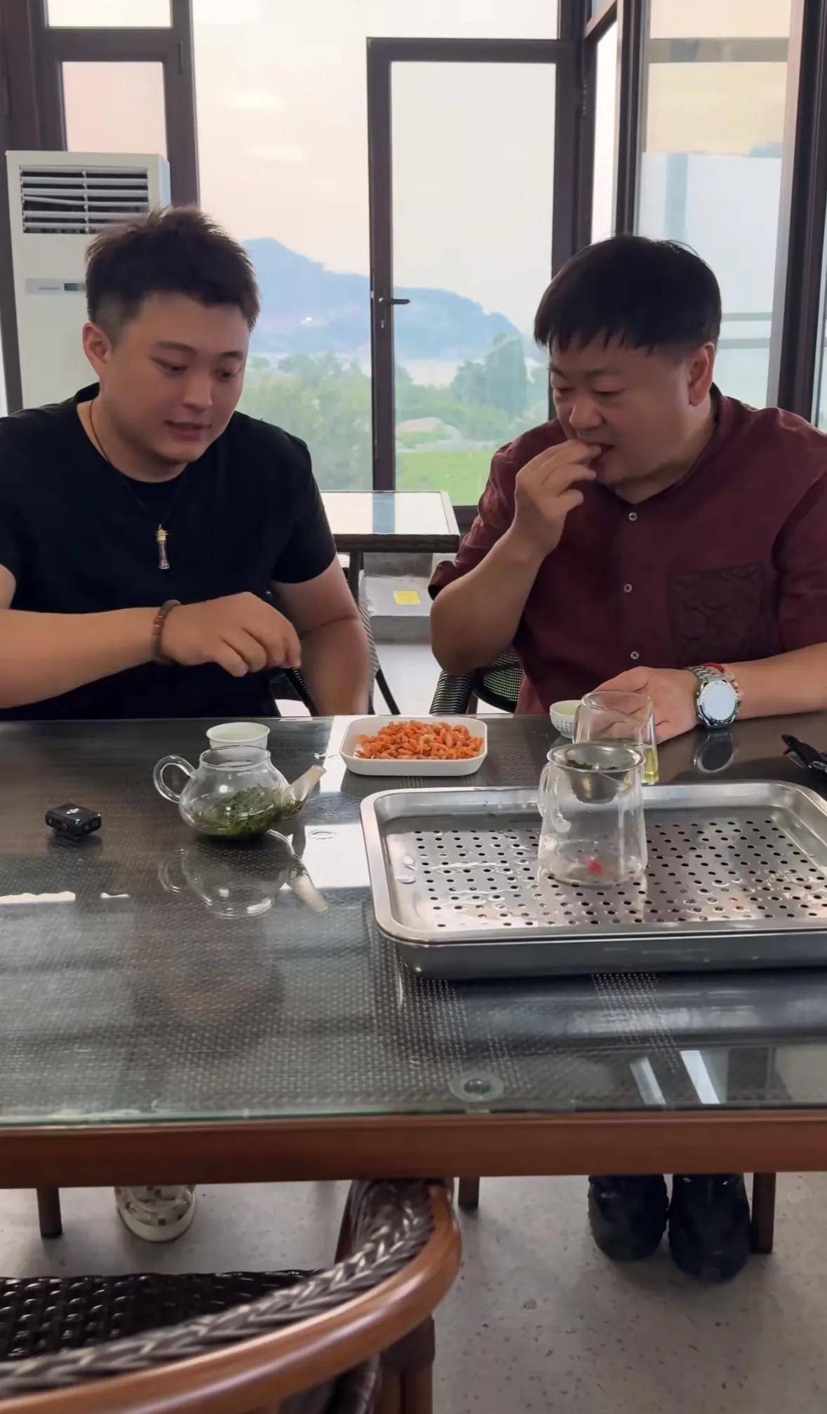 洪剑涛青岛喝茶吃虾米一分没花结果自己受不了主动掏了80块