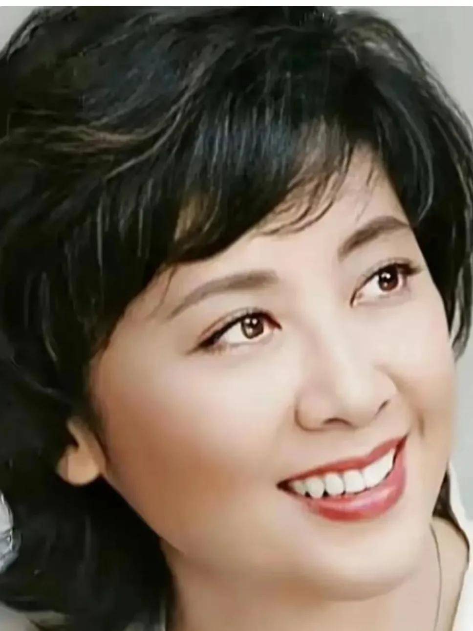 73岁朱琳公开露面,越看越惊艳,真是美得让人惊叹