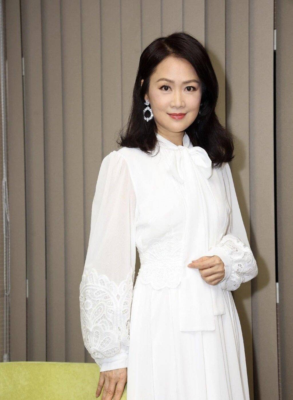 原创梁小冰嫁给演员丈夫婚后育一子55岁依然美丽动人