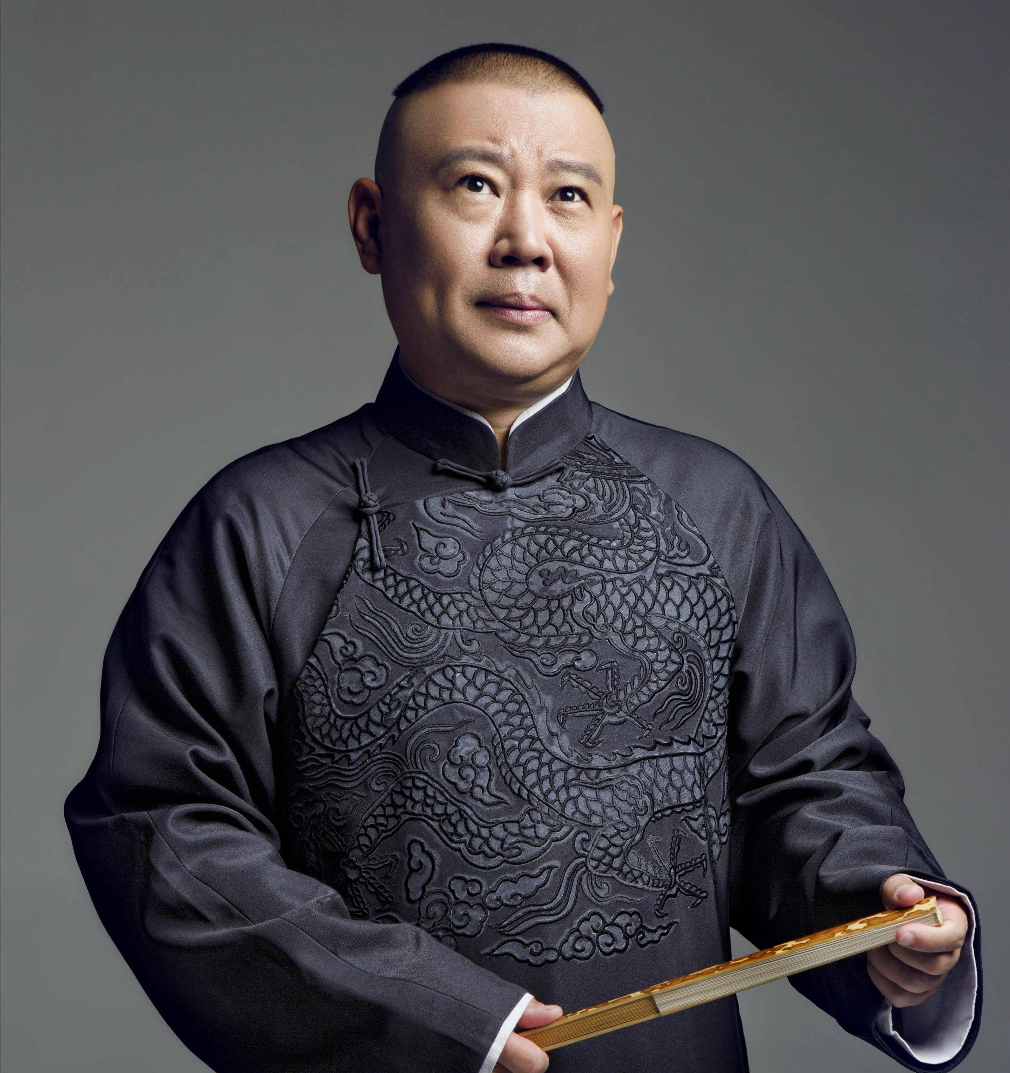 郭德纲视频谈戏服骨头,网友解读为"吸父骨髓",引发热议