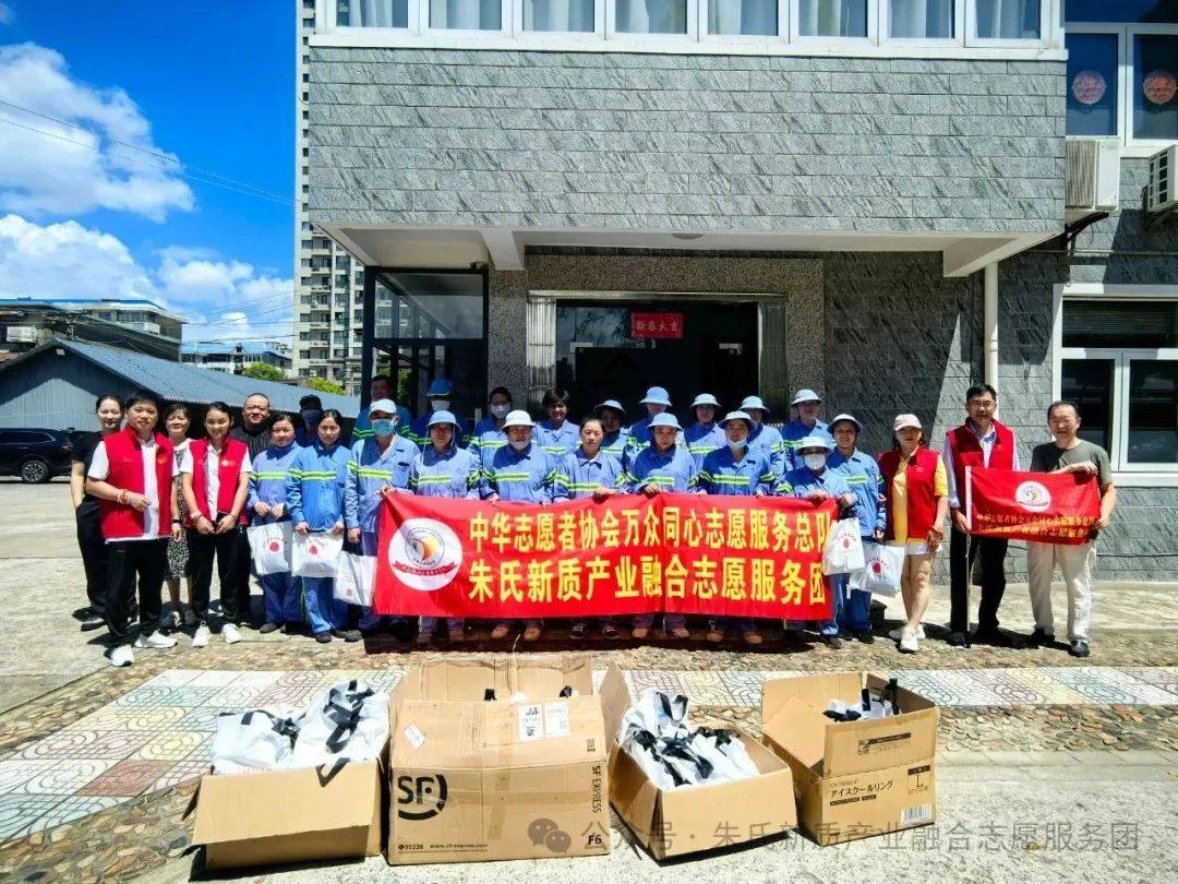 夏日送清凉 温暖环卫守护者
