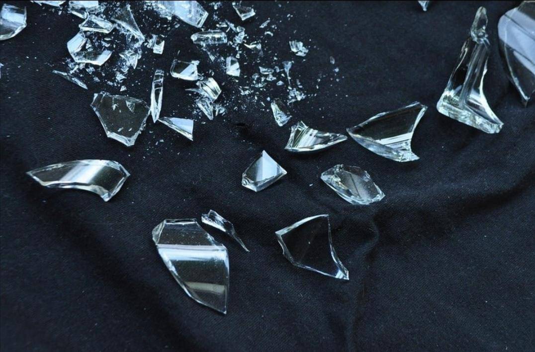 2007年,摔碎杯子被敲诈5000,老汉叫来军队,酒店金伯帆一夜覆灭