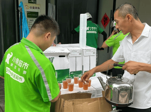 一碗凉茶解暑气 点滴关怀送温情