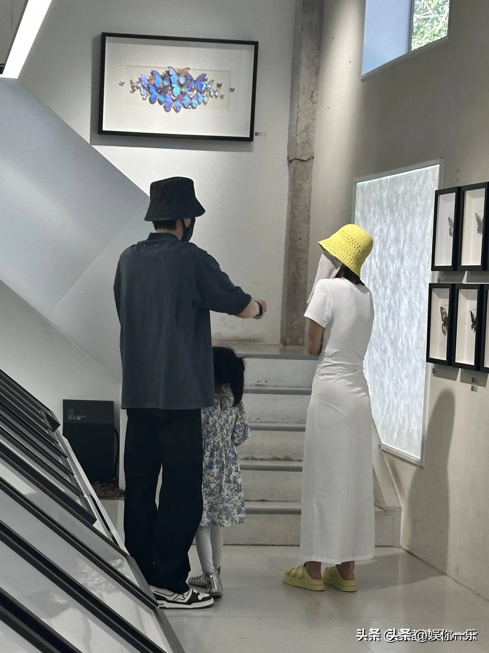 张若昀一家三口看展,全程照顾女儿,唐艺昕包臀裙秀细腰