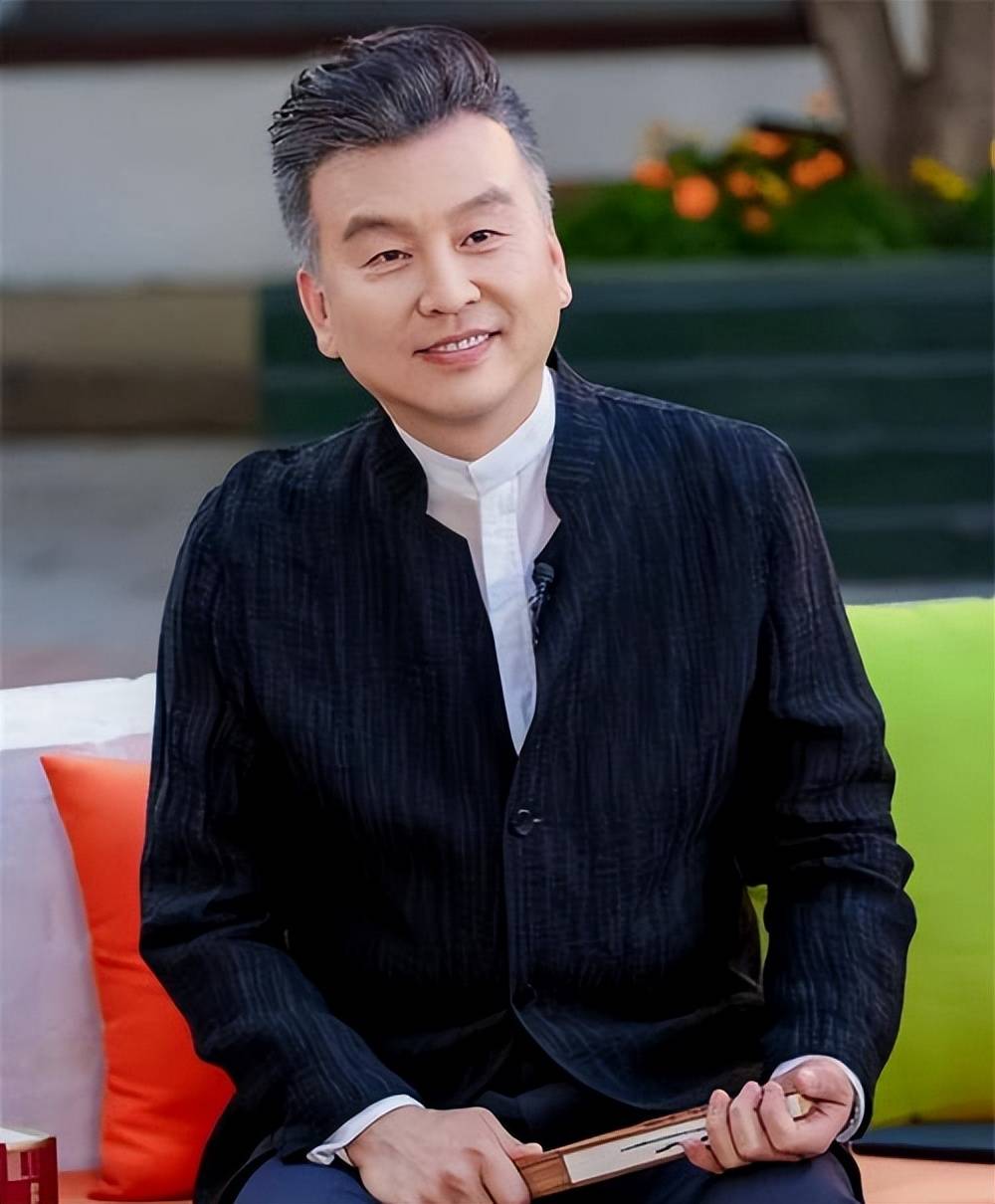 父母去世,妻子跑路,儿子失踪,央视主持人张泽群坎坷半生太孤独