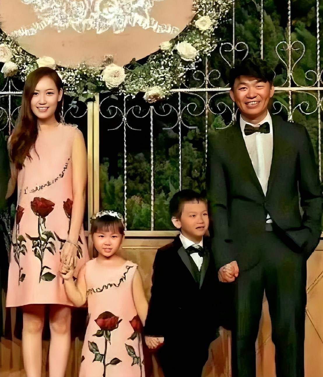 42岁王宝强现身英国和178cm女友频繁秀恩爱终于遇到真爱了!